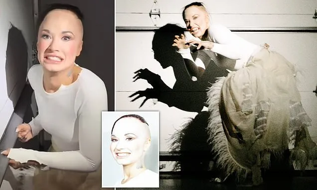 Singer looks terrifying as she recreates her iconic 2000s meme | Daily Mail  Online