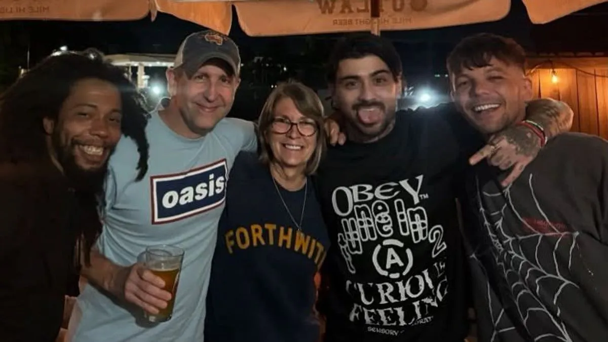 Zayn Malik And Louis Tomlinson Are Familiar Again, Ladeni Photos With Fans
