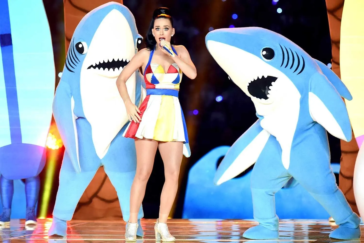 katy-perry-sharks-super-bowl-2015-103125-f339d9b71c6c45d3b936a2748f53f252