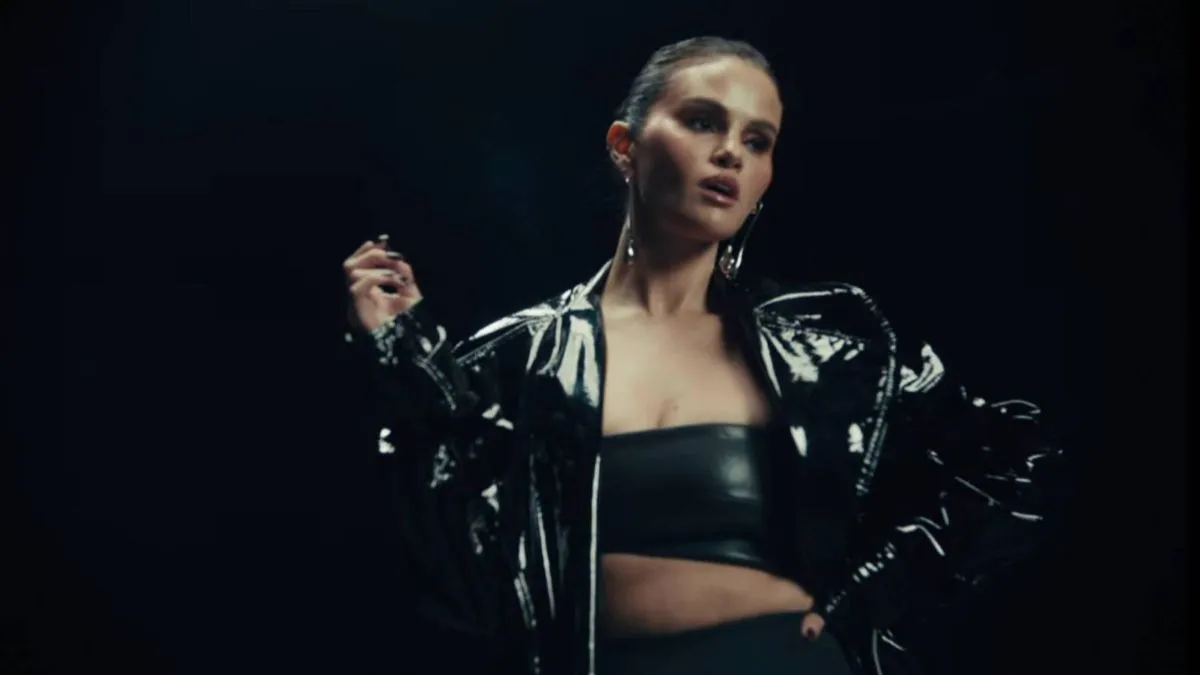Selena Gomez Tampilkan Pesona Retro di Video Musik 'In the Dark': Turut  Kontribusi dalam "Soundtrack Nobody Wants This Season 2" - Creative Disc